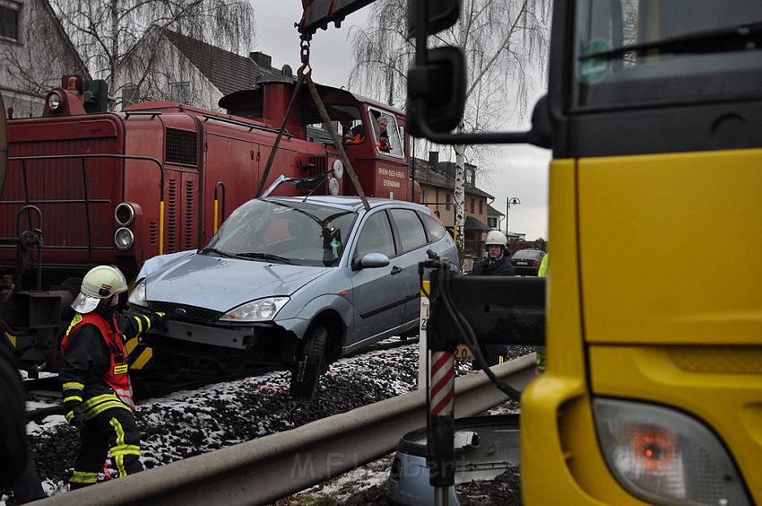 PKW gegen Zug Niederkassel Bingerstr P17.JPG